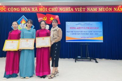 Thực hiện theo thông báo số 86/ TB-BTC HT của Phòng Giáo dục và Đào tạo huyện Bình Sơn về việc tổ chức hội thi “Giáo viên dạy giỏi” Mầm non cấp huyện, năm học 2023-2024. Thời gian diễn ra từ ngày 09/12/2023 (khai mạc) đến ngày 26/12/2023 (tổng kết). Trải qua 2 nội dung thi: Báo cáo biện pháp góp phần nâng cao chất lượng công tác chăm sóc, nuôi dưỡng, giáo dục trẻ; thi thực hành bằng hình thức bốc thăm.