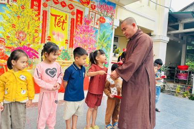 TRƯỜNG MẦM NON BÌNH THANH TRAO QUÀ TẾT CHO TRẺ CÓ HOÀN CẢNH KHÓ KHĂN TỪ MÔ HÌNH “NUÔI HEO ĐẤT GÓP YÊU THƯƠNG”