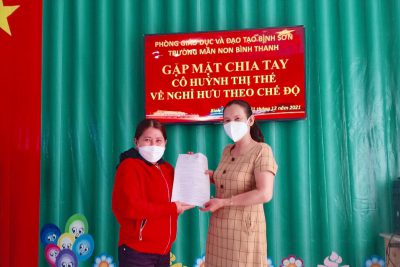 LÃNH ĐẠO NHÀ TRƯỜNG TRAO QUYẾT ĐỊNH NGHỈ HƯU CHO CÔ HUỲNH THỊ THẾ