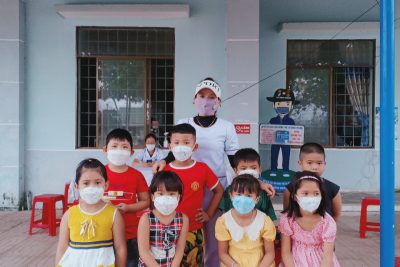 TRẺ THAM GIA TIÊM VAC XIN COVID- 19