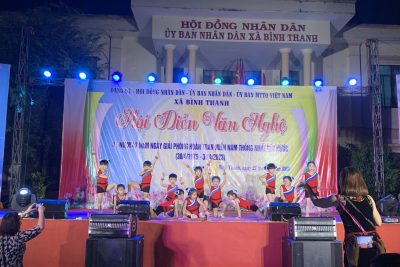 Hình ảnh các cô giáo và các cháu tham gia văn nghệ 30/04/2023