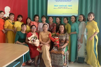 TẬP THỂ NHÀ TRƯỜNG LIÊN HOAN CHIA TAY  CHO CÔ ĐỖ THỊ NHU NGHỈ HƯU THEO CHẾ ĐỘ